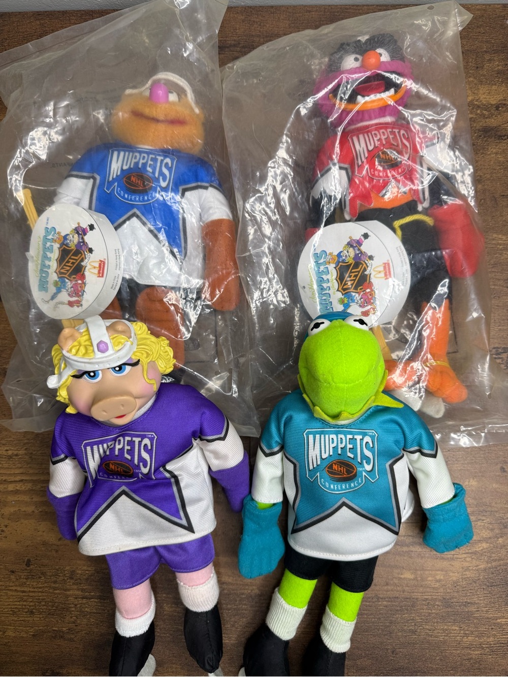 Plush Hockey Players Toy - Assorted Colors (Kermit, Miss Piggy, Animal, Fozzie)